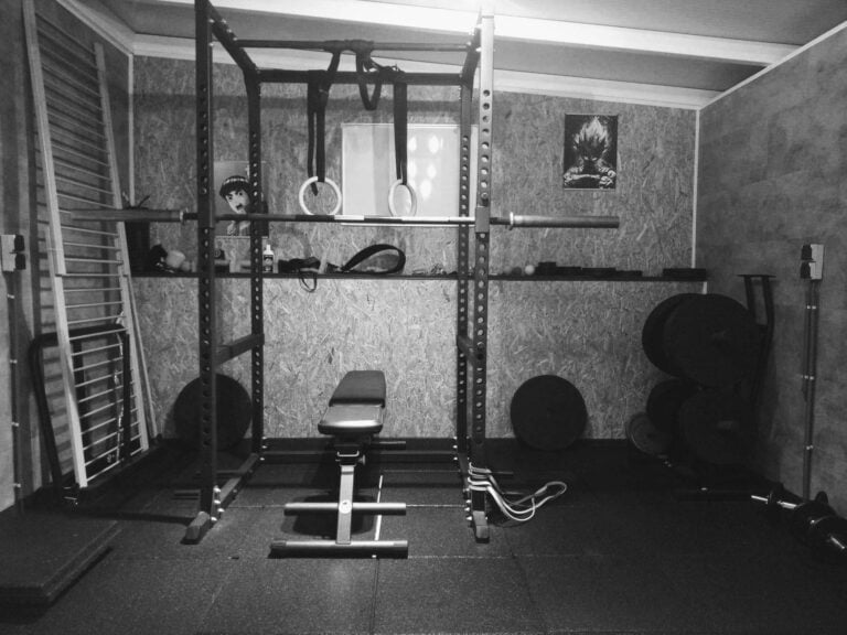 Lire la suite à propos de l’article Home Gym minimaliste pour démarrer le powerlifting